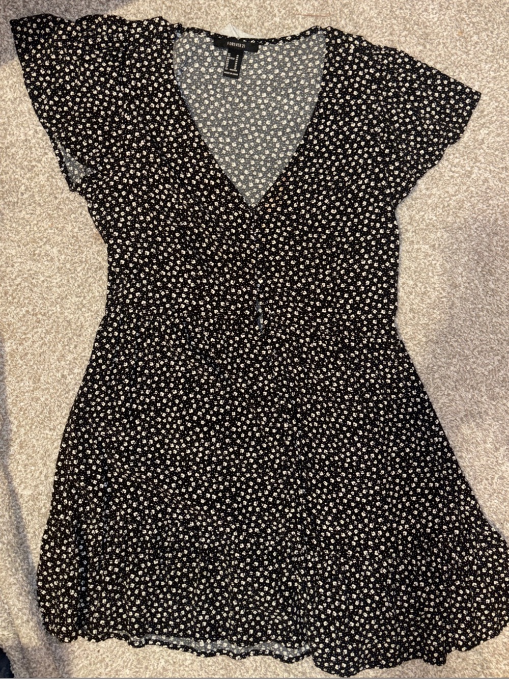 Forever 21 Black & White Floral Dress | Size M | Soft V‑Neck Fit & Flare